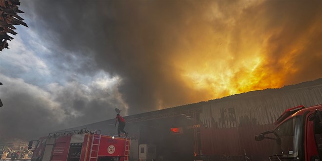 Mersin'de Fabrika Yangn: Ekipler Mdahale Ediyor