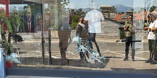 Fethiye'de AK Parti binasına taşlı saldırı: Zanlı yakalandı