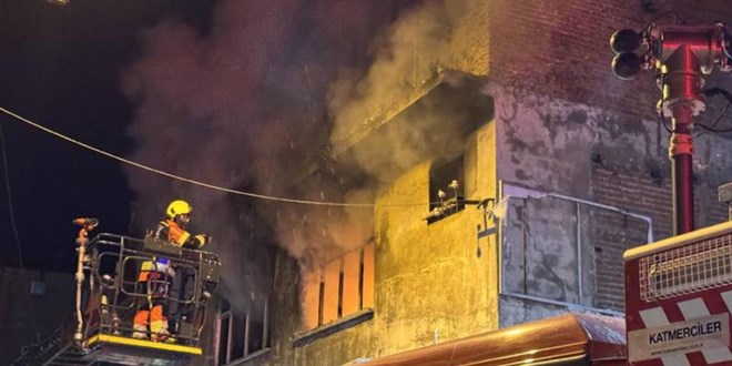 Balıkesir'de 3 Katlı Binada Çıkan Yangında Bir Kişi Hayatını Kaybetti