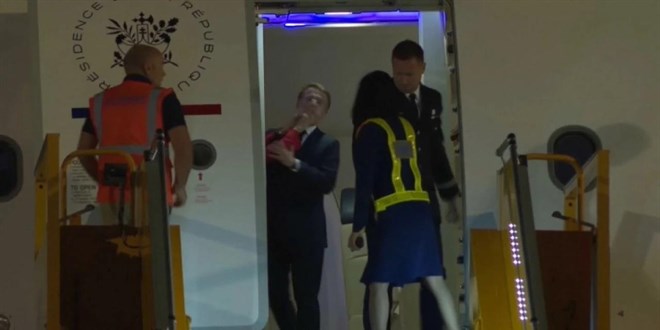 Macron, uçakta eşinden tokat yedi!