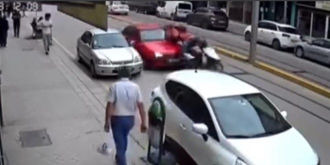 �n�nde ilerleyen kuryeye �arpt�, olay yerinden ka�t�