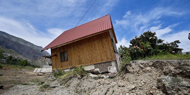 Erzurum'da toprak kayması: 38 ev tahliye edildi