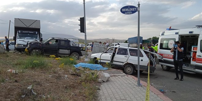 Otomobil ile kamyonet arpt, yal ift hayatn kaybetti