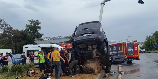 Trafik levhas direine arpan kamyonetteki 1 kii ld