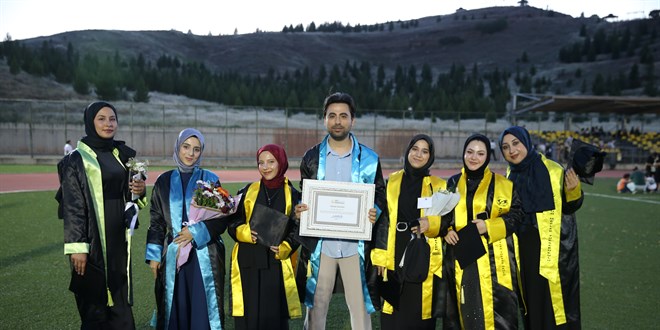 Beşir öğretmen, öğrencileriyle birlikte üniversiteden mezun oldu