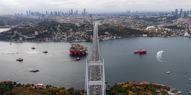 İstanbul Boğazı'nda gemi trafiği askıya alındı