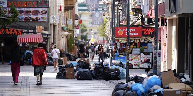 İzmir'de toplanmayan çöpler tepkilere neden oldu