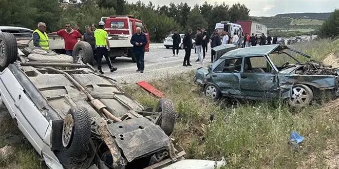 Uşak'ta 2 otomobil çarpıştı; 7 yaralı