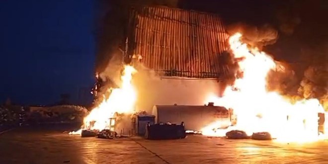Adana'da geri dönüşüm tesisindeki yangın kontrol altında