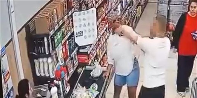 Esenyurt'ta bir adam, kasa s�ras�nda tart��t��� kad�na sald�rd�; o anlar kamerada