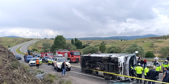Cenazeden dönenleri taşıyan midibüs devrildi: 2 ölü