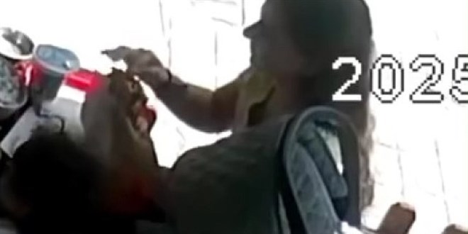 Kopardığı saçını tostunun içine koydu