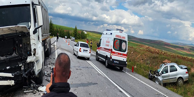 Nev�ehir'de s�t tankeri ile otomobil �arp��t�: 2 �l�