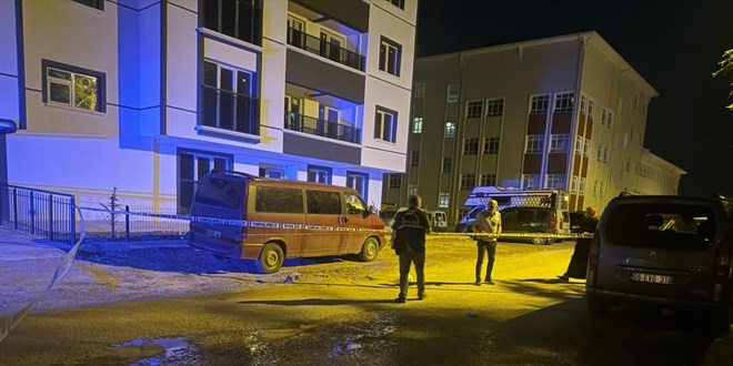 Annesiyle bo�anma a�amas�ndaki babas�n� sokak ortas�da b��aklad�