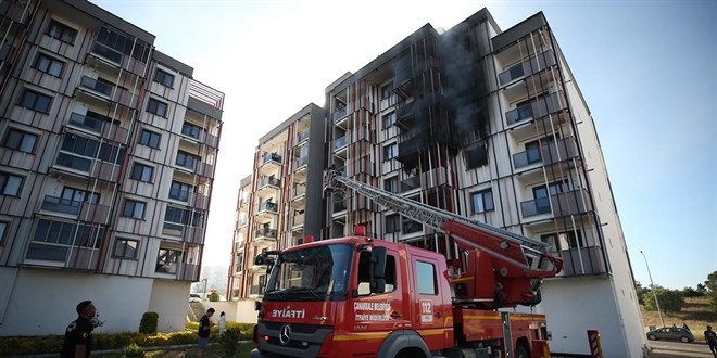 �anakkale'de Apartman Yang�n�: 10 Ki�i Hastaneye Kald�r�ld�