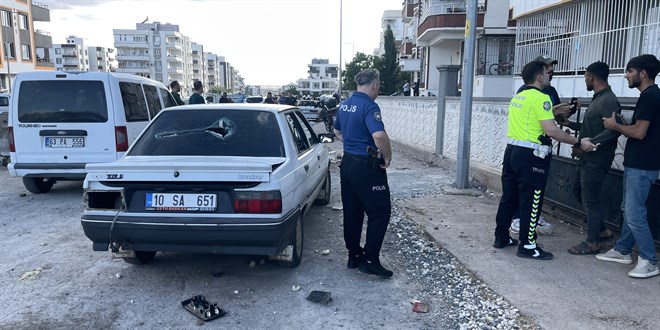 Kavgay� ay�rmaya �al��an polis memuru baca��ndan yaraland�