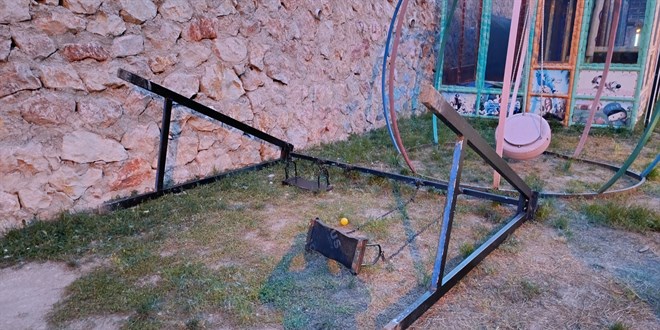 Salncak demirinin altnda kalan 4 yandaki ocuk ld