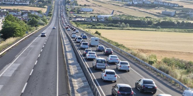stanbul'dan Trakya'ya akn: Tatilciler yola kt, eritler doldu