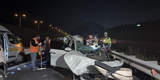 zmir'de iki otomobil arpt: 2 l, 2 yaral