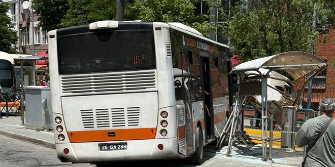 Eski�ehir'de s�r�c�s� fenala�an belediye otob�s� tramvay dura��na �arpt�