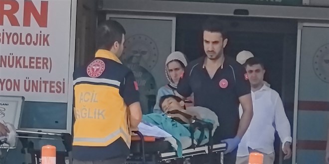 Kurban kesilen bah�ede b��a��n �zerine d��en �ocuk a��r yaraland�