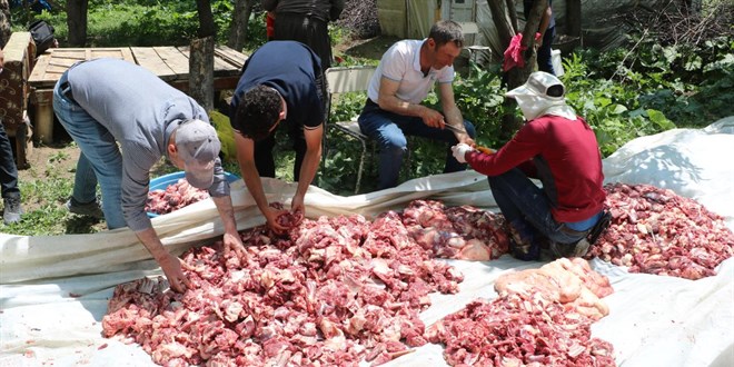 Bir Asırlık Gelenek: Kesilen kurbanlıklar 200 haneye eşit dağıtıldı