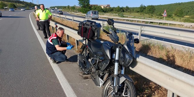 Bariyere arpan motosiklet 400 metre srklendi, src hayatn kaybetti