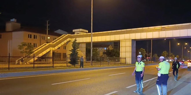 Üst geçidi kullanmayan yayaya otobüs çarptı
