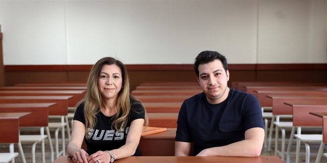 51 Yaşında Üniversiteye Döndü: Oğluyla Aynı Sırada Okuyor!