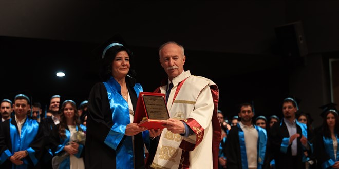 İki çocuk annesi dil öğrenmek için girdiği üniversiteyi birincilikle bitirdi