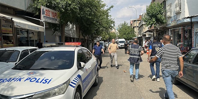 Şanlıurfa'da cadde ortasında silahlı bıçaklı kavga