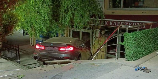 Ankara'da kaza! Çay ocağına otomobil düştü