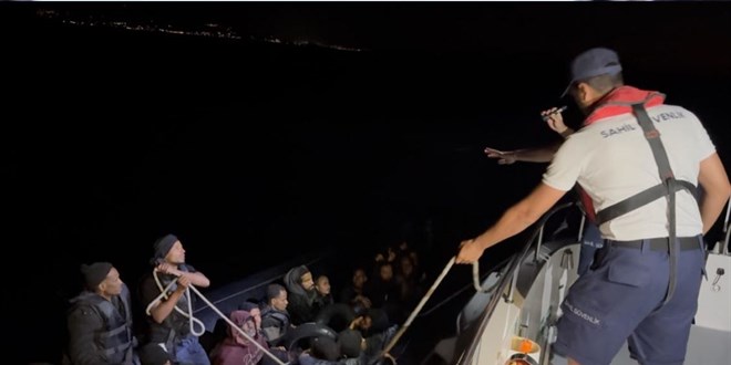 Çeşme'de lastik botla denize açılan 42 göçmen kurtarıldı