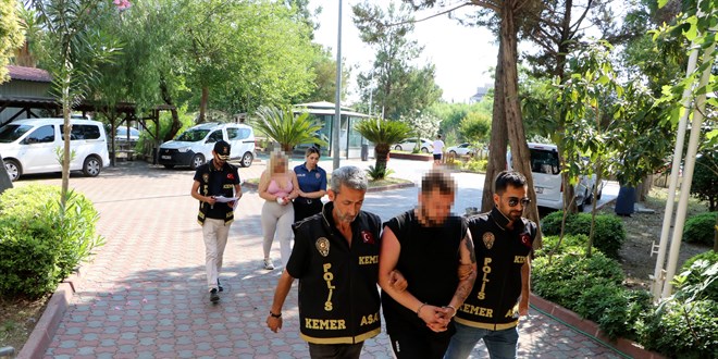 Antalya'da Çocukları Dolandıran ve Darbeden İki Kişi Tutuklandı