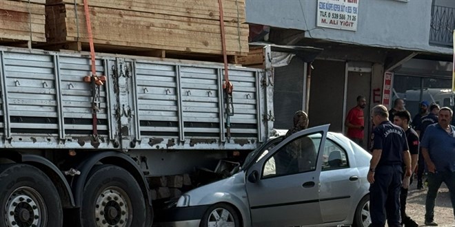 Adana'da tra arkadan arpan otomobildeki 1 kii ld