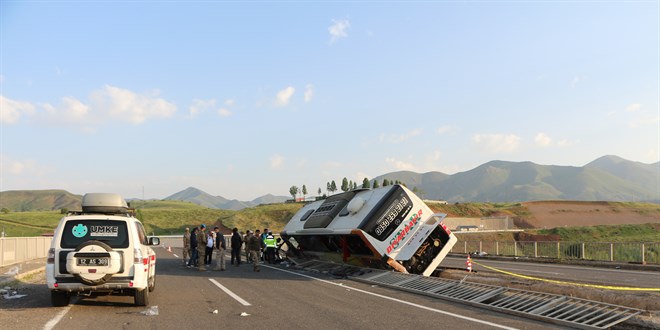 Bingöl Karlıova'da Yolcu Otobüsü Kazası: 3 Ağır Yaralı
