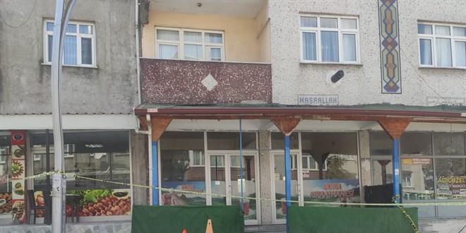 Kardeler arasndaki kavgay ayrrken canndan oldu