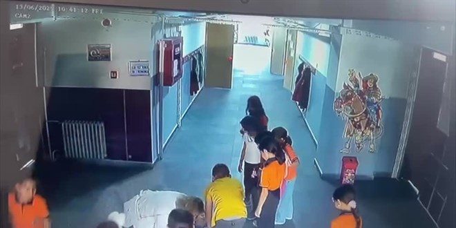 Okulda Panik! Öğretmenin Müdahalesiyle Öğrenci Hayata Döndü