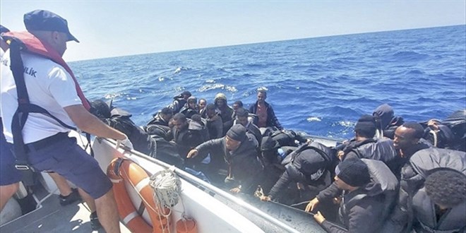 zmir aklarnda 47 dzensiz gmen kurtarld