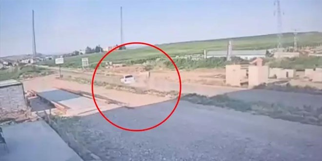 Çocukların bulunduğu otomobilin takla attığı kaza kamerada: 1 ölü, 4 yaralı