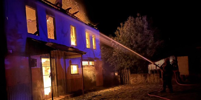 Karabük'te 2 katlı müstakil ev alev alev yandı
