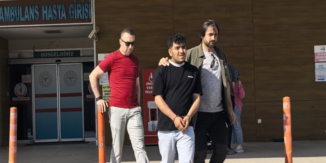 �akala��rken sigara paketini d���ren arkada��n� b��aklad�