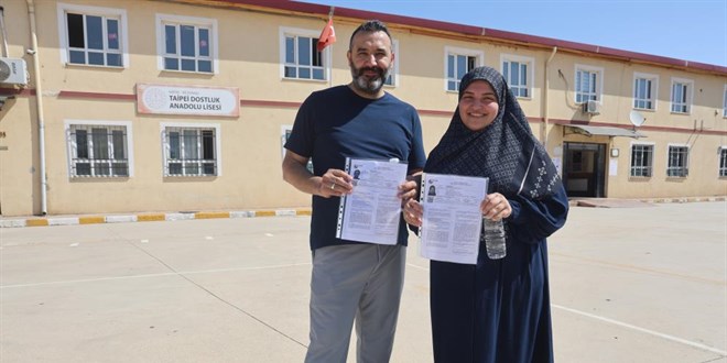 Karı, koca çift el ele girdikleri sınavda üniversite hayali için ter döktüler