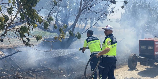 �anakkale'deki orman yang�n�nda alevler k�ye ula�t�