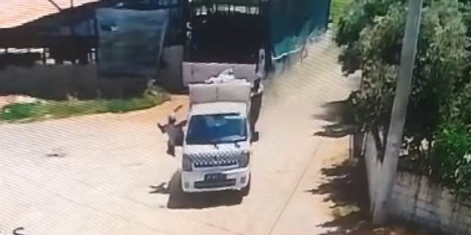 ��p arac�ndan d��en belediye i��isi hayat�n� kaybetti