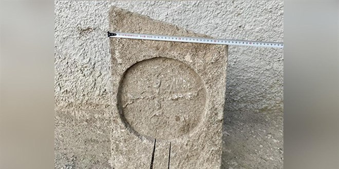 Durdurulan otomobilden Bizans d�nemine ait mezar steli ��kt�