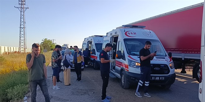 Afyonkarahisar'da Otob�s ile T�r �arp��t�: 9 Yaral�