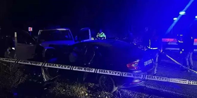 Ters şeride giren minibüs, otomobille çarpıştı: 1 ölü, 8 yaralı