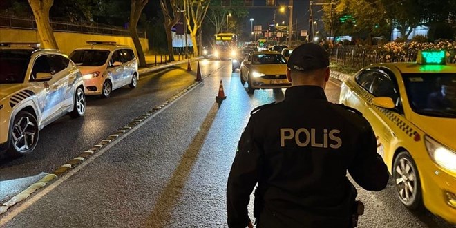 stanbul'da huzur operasyonu: 806 gzalt