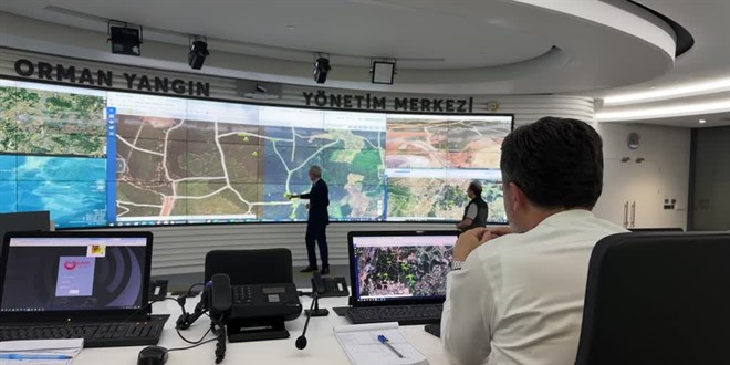 Bakan Yumakl zmir'deki yangn OGM Yangn Ynetim Merkezi'nde takip ediyor